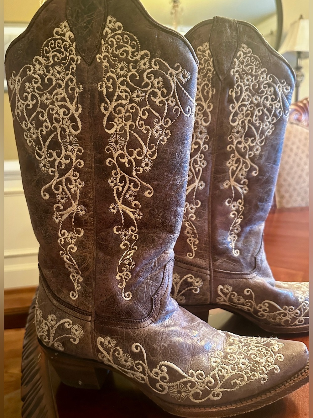 EUC Women's Brown Embroidered Leather Cowboy Boots - Corral Vintage sz 7